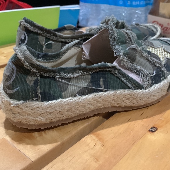 Rebels - distressed Slip ons Sneakers camo NWOT - Size 7 - Picture 2 of 3